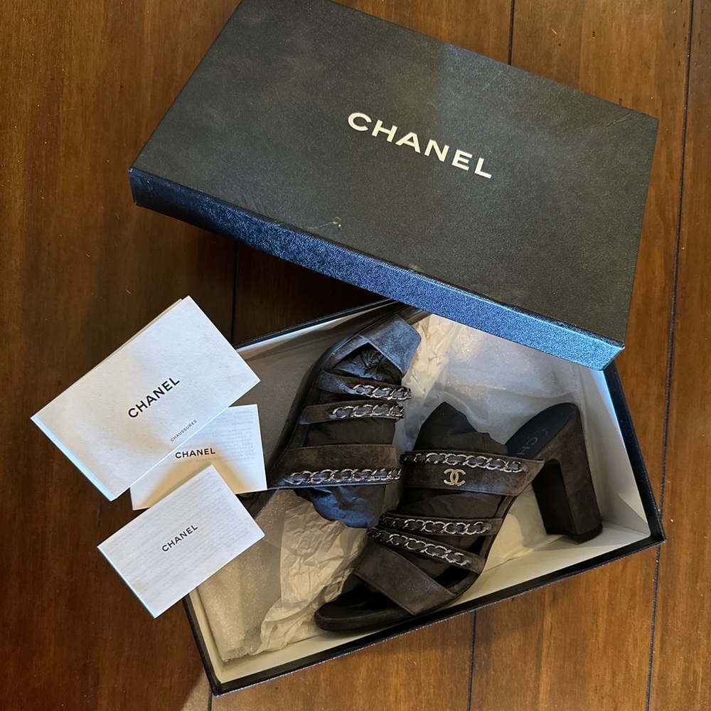 Chanel- Authentic . Comes with original packaging. Size:38